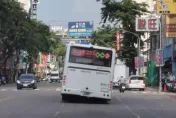 高雄「脊椎側彎」公車！身體右傾、底盤快磨地　跪傾系統「忘了調回來」