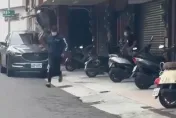 影/台南手機行遭3惡煞砸店！無辜轎車被拿來墊腳砸招牌