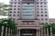 女罵蔣萬安「砍樹死全家」遭移送！辯看到圖片就轉發　法官裁定不罰