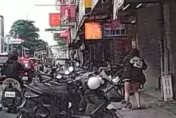 影/誇張！嬰兒車「自我放飛」衝馬路、媽媽竟在爽滑手機　網氣炸：太扯