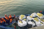影/大陸船闖東引海域遭攔　擱淺岸邊起出7噸「澳洲羊瘤胃」