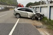 快訊/新北石門LEXUS休旅車失控撞牆！車頭全毀女駕駛右膝受傷送醫