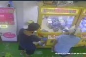 影/傻賊自投羅網！2度光顧娃娃機店　老闆氣炸報警逮人