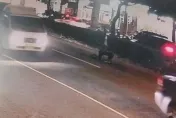 影/台中女大鬧街頭！下秒變「大法師」跪爬快車道數十米　網友：中邪？
