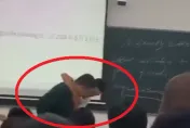 影/上課玩手機被沒收！男學生暴走「2度鎖喉」攻擊老師　同學急衝上前勸阻