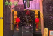 影/電影《咒》大黑佛母出現娃娃機台！淡水賭客膜拜求贏　10人被逮