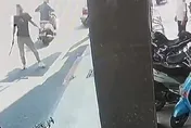 影/高雄醉漢要店員「當作沒看到」！拿鐵鏟又揮刀追趕機車騎士　店員急報警