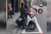 影/「窄」出名！彰化超迷你機車待轉格　騎士耍特技「翹孤輪」拍片諷刺