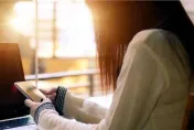 影/反了？教室變格鬥場！男學生上課偷玩手機遭沒收　竟衝講台2度「鎖喉老師」