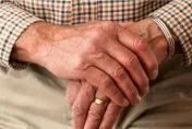 73歲阿公工時12小時幫養家！全家慘被舅舅拖累竟還「幫他養小孩」
