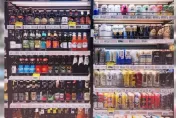 3年輕人火鍋店用餐「狂喝60多瓶飲料」　老闆這句話引網讚：格局真大