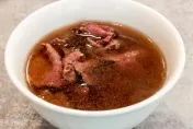 他天天喝「牛肉湯」當早餐　就醫一照驚見2.5公分息肉慘罹「早期大腸癌」！