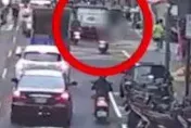 影/驚！孩子車上打翻東西釀爭吵　夫駕車失控車門「離奇開啟」妻女慘摔出