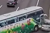 影/奪命前一刻畫面曝！雲林國道4死慘劇　遊覽車撞扁轎車失控「搖頭擺尾」