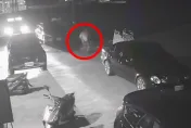影/沒開大燈拒檢棄車逃！2男田埂躲警　車滑行撞賓士