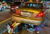 影/毒蟲拒檢狂飆撞警車　被捕癱軟哭喊「藥在包包裡」