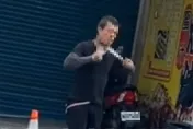 影/桃園平鎮街頭驚見男版雙刀火雞哥！架著脖子「街頭走到街尾」警看傻急制止