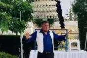 影/62歲翁頭頂319個酒杯跳舞打破金氏世界紀錄　直言「喜歡看大家緊張表情」