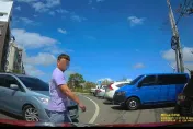 影/囂張！恆春「人肉搶車位」逆向車神速卡入　網怒：快檢舉起來