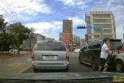 影/再撞一次比較划算？男等紅燈追尾豪華堡壘竟倒車再撞　駕駛全看傻