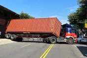 影/四線道通通被擋住！貨櫃車突「打橫」交通大癱瘓　樹林警急排除