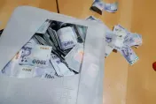20公升水桶猛塞千元鈔！他存兩年「塞滿」金額曝光　他直呼超虧