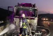 快訊/5百萬拖車頭燒毀片！國1苗栗三義段驚傳大貨車「燒成火球」　警消急撲滅