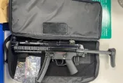 影/網購買槍！新莊警釣出台南軍火販公園面交逮人　驚見新型MP5衝鋒槍