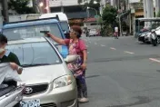 影/黑玫瑰重出江湖？高雄頭巾嬤「當街掏槍射擊」　超派架勢背後原因曝光