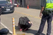 影/警匪路上緊張搏鬥！他摺疊刀抵脖　原來身藏46包毒咖啡