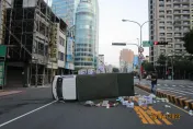 影/台中貨車左晃右擺…下秒翻覆！　火龍果、芭樂噴出「畫面曝」
