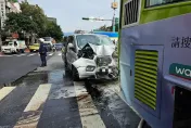快訊/事發瞬間影像曝！北市長照專車追撞公車「車頭全毀」　竄火苗司機急撲滅