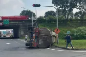 影/國1安定交流道油罐車翻覆！化學液體漏滿地　現場怵目驚心