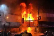 快訊/嘉義市區深夜火警　10店面遭大火吞噬...85度C、牛排店陷火海