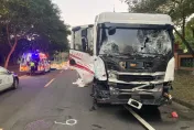 快訊/白米散滿道路！三峽拖板車撞破台北大學圍籬　1女遭「米海」淹沒受傷送醫