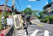 快訊/新北烏來水泥車翻覆！駕駛「壓在車頭內」傷重送醫不治