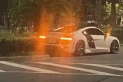 鋼鐵人座駕「R8」深夜炸街…下秒卡分隔島！住戶：「太好笑了有夠爽」