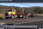 天外飛來橫禍！貨車超車木材掉落　後方夫妻騎單車慘遭砸死