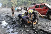 影/奧萬大森林遊樂園撿空拍機意外！發電廠工人「翻越步道」跌落溪床身亡