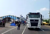 快訊/高雄貨車「開車門擊落機車」！騎士倒地遭「曳引車追撞」當場慘死