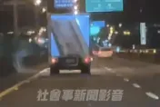 影/國5貨車危險上路！車廂門板未關風中擺盪　其他車輛紛紛閃避