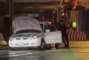 影/驚險片！宜蘭老翁車卡平交道 蘇澳海事學生翻牆推車神救援