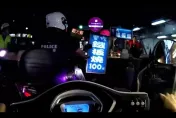 影／血氣方剛！17歲屁孩偷騎車險撞　竟掏玩具槍對峙亮刀男