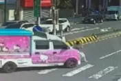 影/又見行人地獄！頭份小貨車左轉未禮讓　女斑馬線遭撞驚險畫面曝