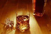 喝酒傷牙齒！醫曝「3大危害」蛀牙又口臭　酒後一定要刷牙