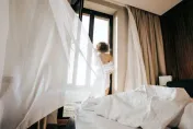 「親妳咪咪舒服不」！女房仲帶大老闆看房　夫見鹹濕對話索賠300萬