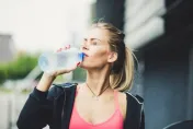 好噁！人妻住五星級飯店喝瓶裝水聞「嘉明的味道」　化驗結果出爐秒崩潰