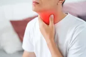 他一吃東西就「吐泡泡」！　就醫檢查驚罹「食道癌末期」慘了