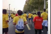 悼念李克強！陸馬拉松跑手背遺照上路　稱 「帶著他再在鄭州街上走一走」