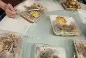 武漢喜酒桌上不見豐盛菜餚　每人分配「一個便當」賓客看傻眼